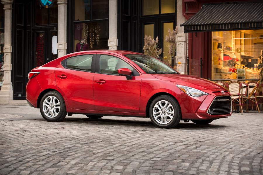  Toyota Yaris Sedan 2016 года  (CA) (фото 13 из 29)